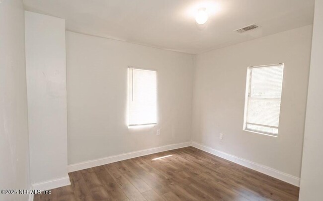 Foto del edificio - 846 Baker Ave