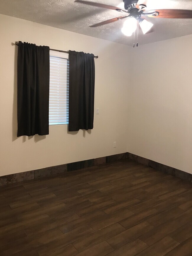 Building Photo - Gorgeous Townhome