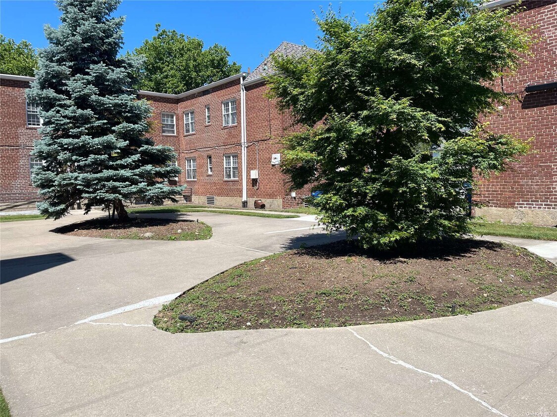 Primary Photo - 39-5-39208 208th St