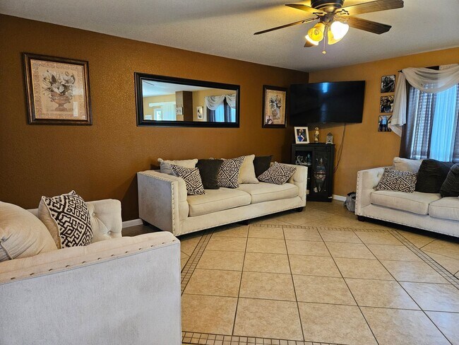 Foto del edificio - Spacious two story home with finished base...