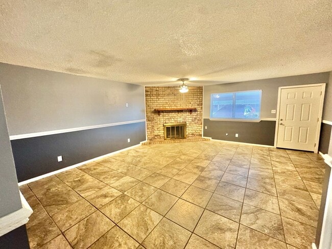 Building Photo - 3312 N Vista