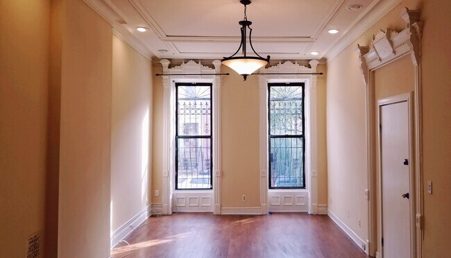 Foto del edificio - 691 Putnam Ave