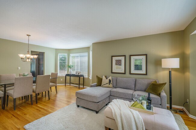 Foto del edificio - Gorgeous 5BR, 3.5BA, backs to trail, great deck, finished basement, more!