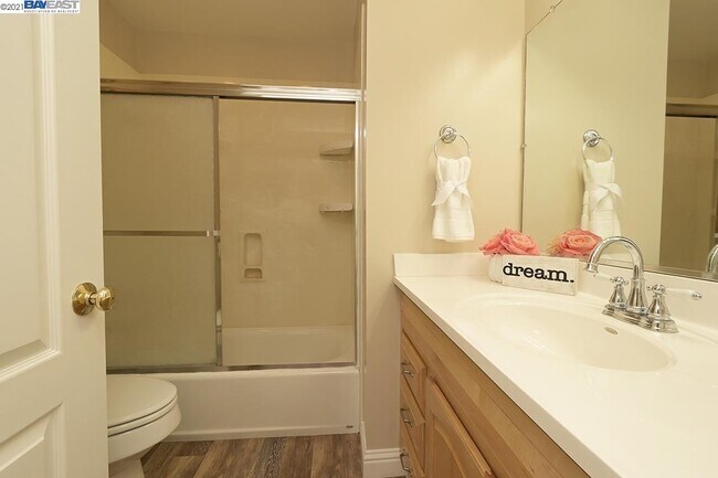 Foto del edificio - 560 Murdell Ln