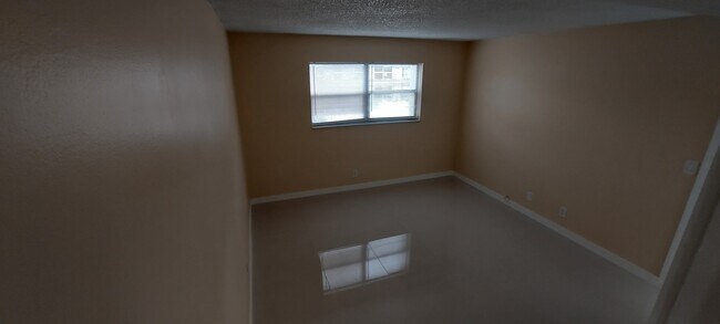 Building Photo - 7910 Colony Cir N