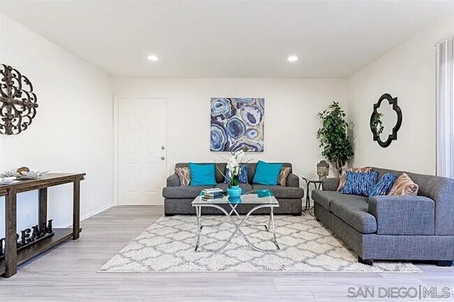 Foto del edificio - Pristine condo in the charming and quaint community of Lakeshore Villas 2/2 Pets OK With Owner Ap...