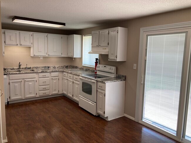 Building Photo - 585 Meadowview Ln