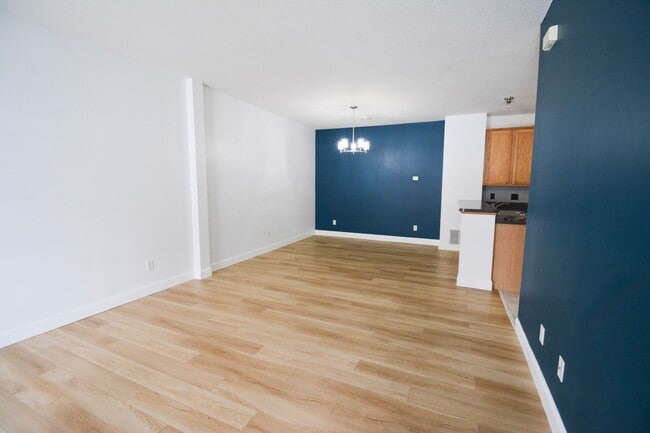 Building Photo - Updated 2 Bed, 1.5 Bath Townhome — Available Immediately