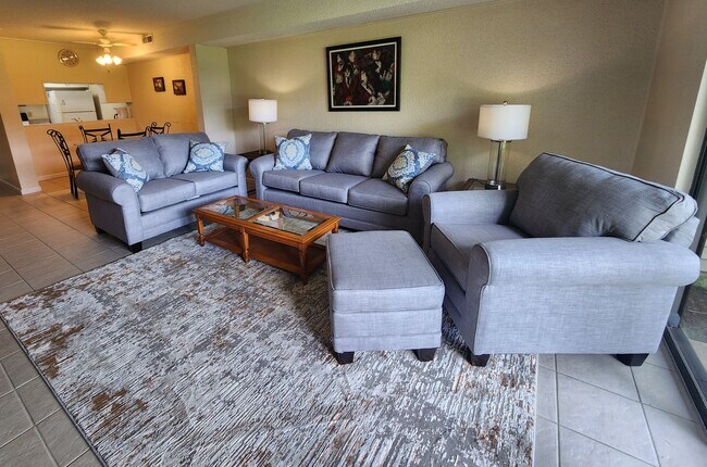 Building Photo - Freshly updated condo in an excellent loca...
