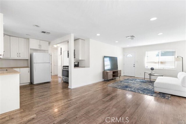 Foto del edificio - 8827 Sylmar Ave