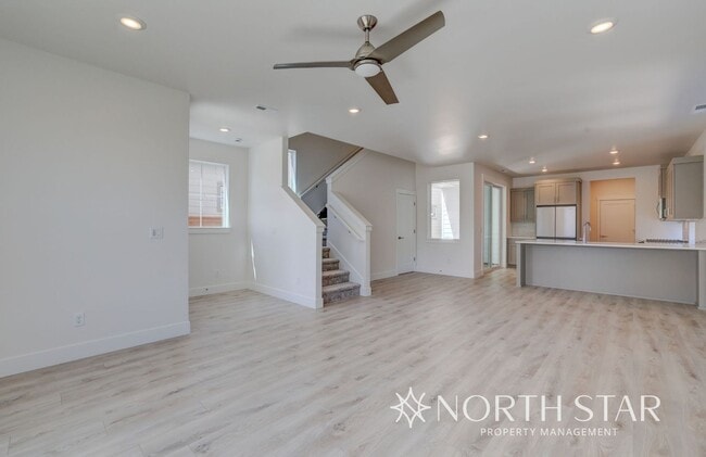 Building Photo - Modern and Spacious 3 bed/2.5 bath in SE Bend