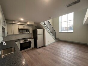 Building Photo - 160 Seabury St