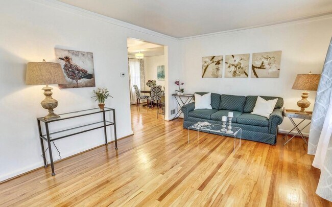 Building Photo - Cute 2-Level Rambler in a Fantastic Location! 2 bed 1 bath!