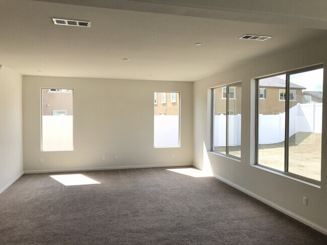 Building Photo - Executive Style  7 Bedroom, 5.5 Bath Singl...