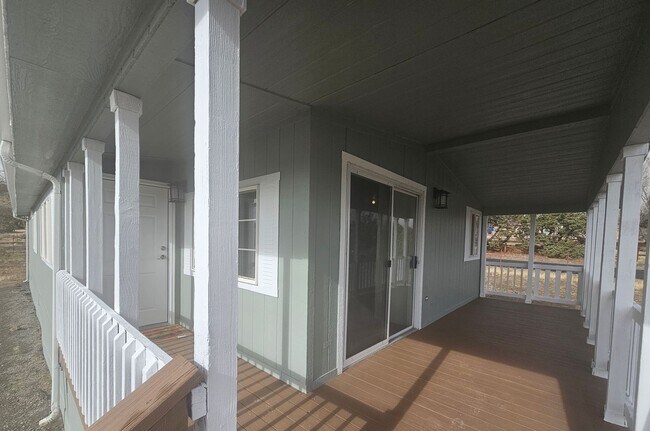 Foto del edificio - Like New 3 Bedroom On Acre Plus in Moundhouse