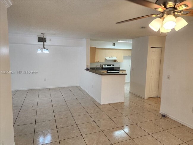 Foto del edificio - 2433 Centergate Dr