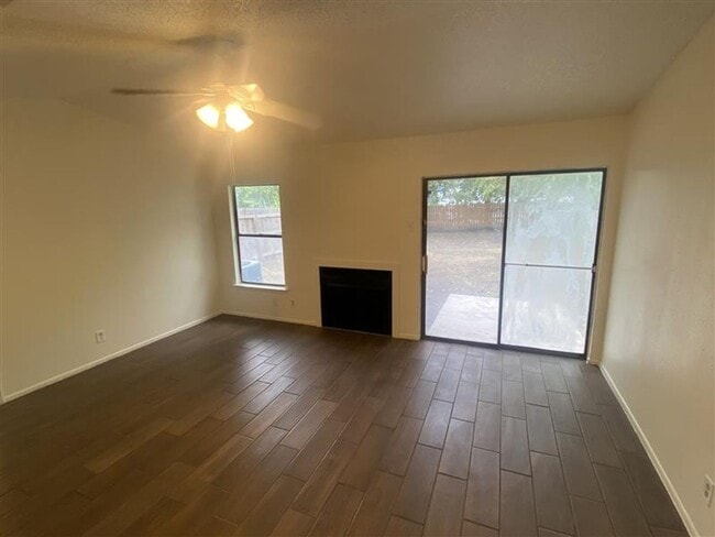 Building Photo - Cute 2/2 duplex with a garage