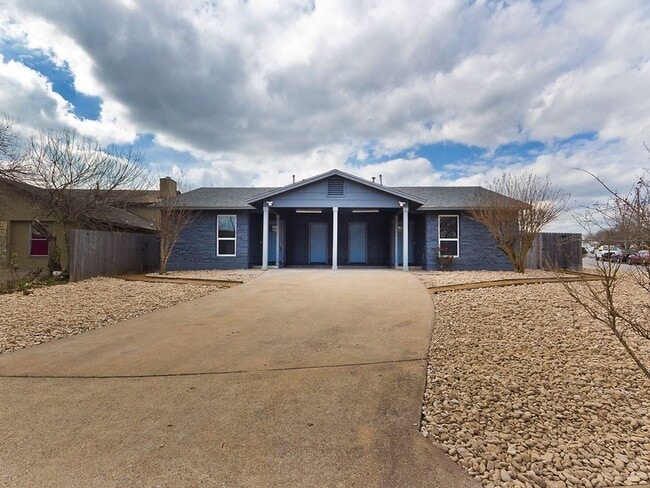 Building Photo - 3411 Lynridge Dr