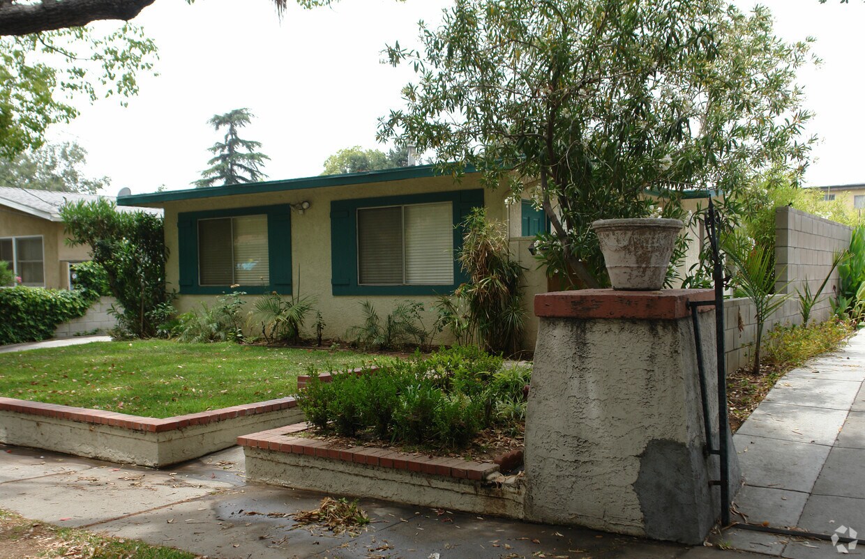 Primary Photo - 79 N Grand Oaks Ave