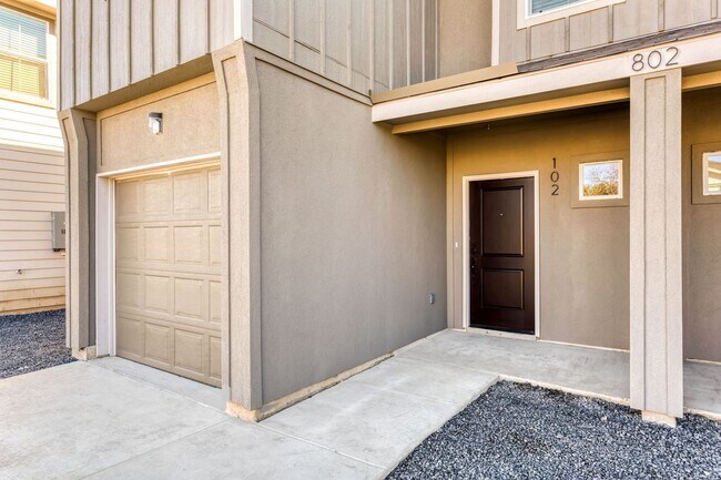 Building Photo - Brand New 3/2.5 Townhome Minutes to Ft Sam...