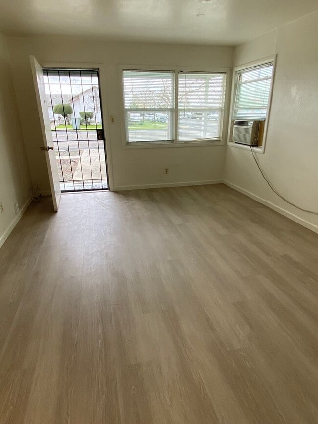 Building Photo - Rent Reduction!! 1bed/1bath Duplex within walking distance of Downtown Fairfield
