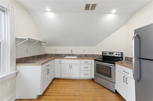 Building Photo - 132 S Angell St
