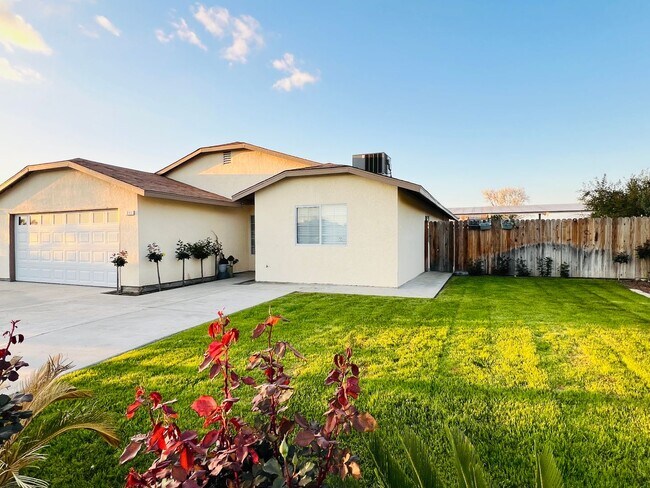 Foto del edificio - Large 4bd /2.75 Ba with a fenced front yard