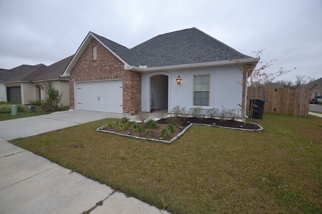 Building Photo - Location!  Location!  3 bedroom, 2 bath ho...