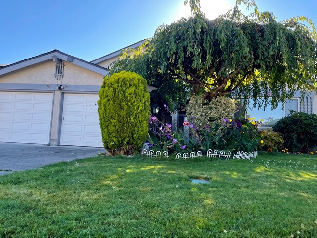 Building Photo - 4600 Coventry Dr