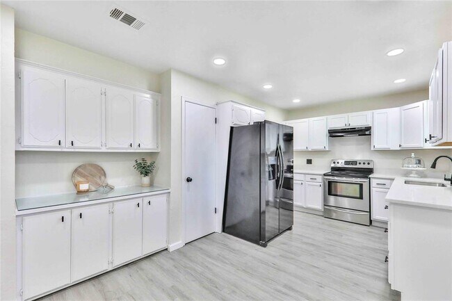 Building Photo - 512 N Morgan Dr