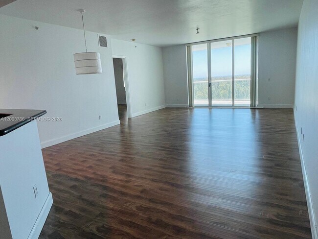 Foto del edificio - 14951 Royal Oaks Ln