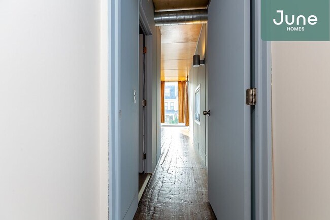 Building Photo - Full room in 6-bed/6.0-bath Home