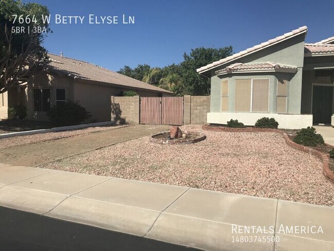 Building Photo - Beautiful Large split level home!