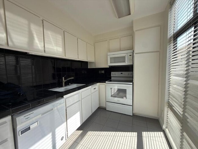 Building Photo - Sherman Oaks Townhome