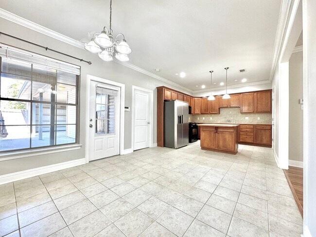 Building Photo - Spacious 2-Bed, 2-Bath Condo in Jackson Sq...
