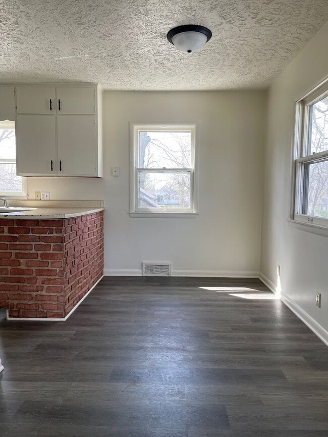Building Photo - 3 Bedroom House Available Now!!