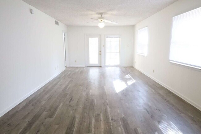 Building Photo - 1011 Hondo Ave