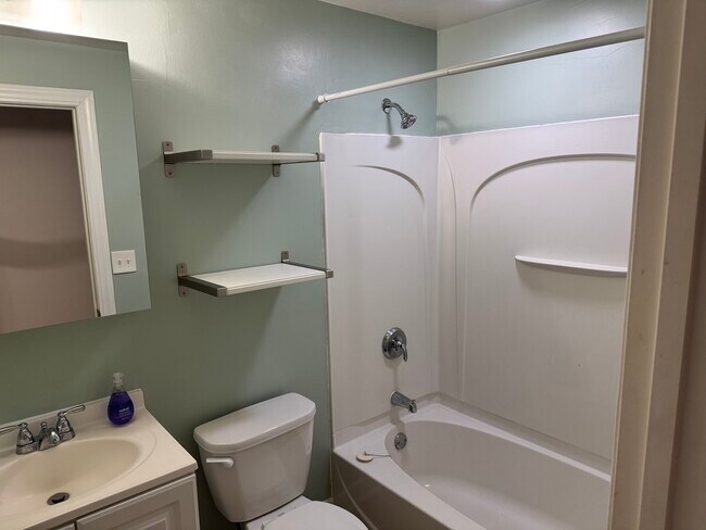 Baño actualizado con estantes empotrados. - 1369 Saint Clair Ave