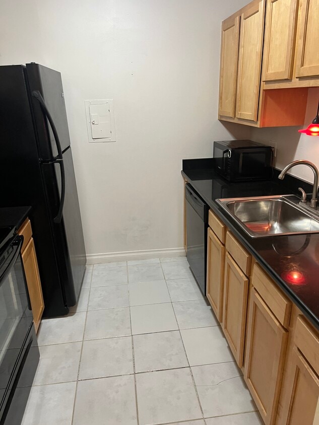 Building Photo - 925 Laprairie St