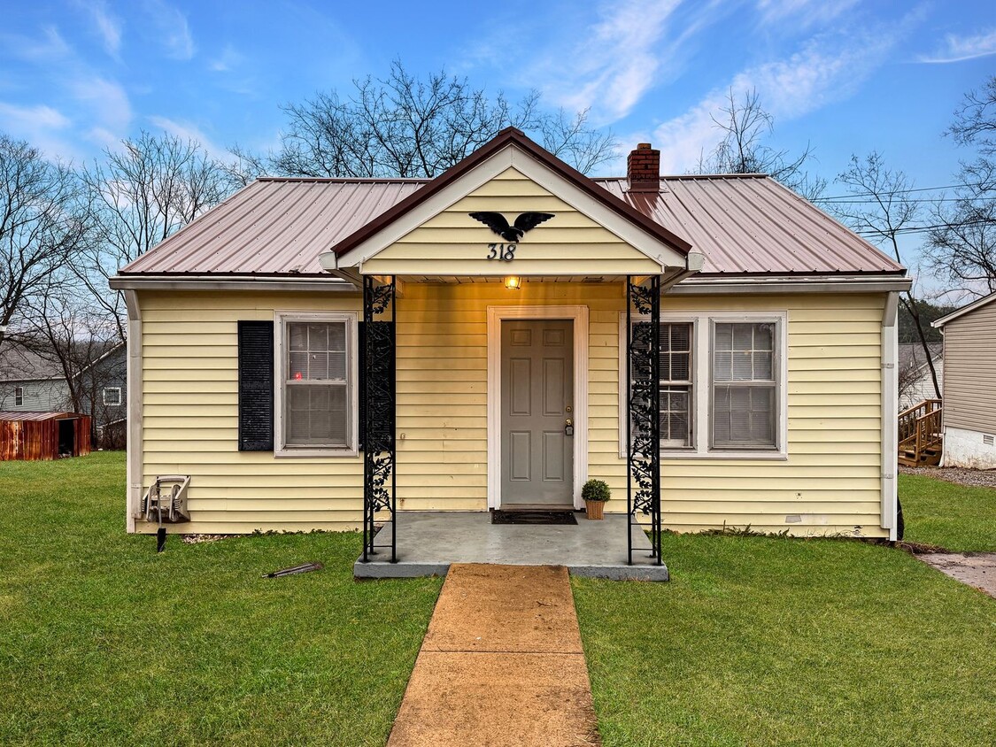 Primary Photo - 3 bedroom/2 bathroom Home located near Dow...