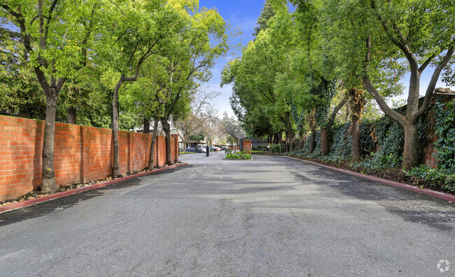 Vista de la entrada - BRIDLE PATH PLACE APARTMENTS