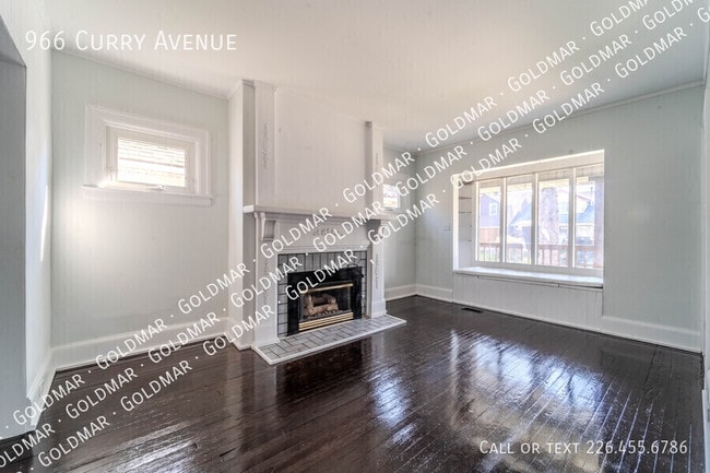 Building Photo - 3 bedroom 1.5 bathroom house available  immediately