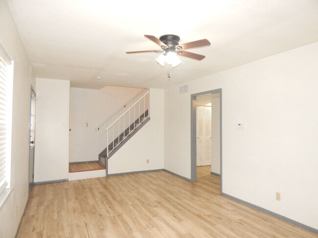 Foto del edificio - Charming 2 Bedroom, 1-1/2 Bath Duplex in T...