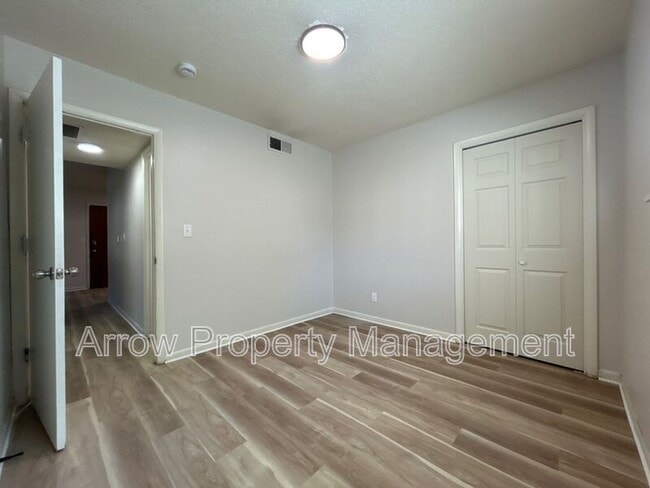 Building Photo - 1115 N College Dr