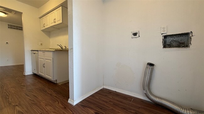 Building Photo - 10601 South Dr