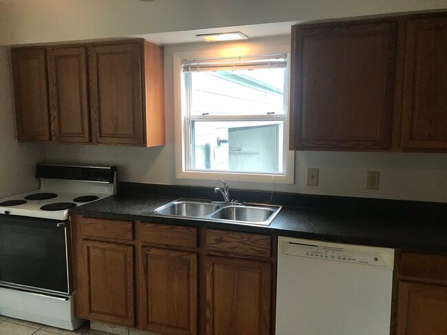 Building Photo - 5028 Lake Vista Dr