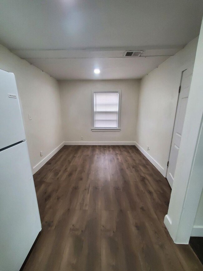 Foto del edificio - Free standing home just 2 blocks from Central and Mclean