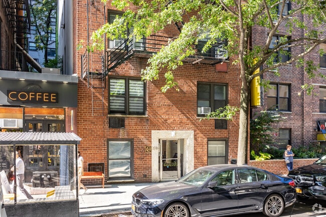 Building Photo - 338 E 70th St