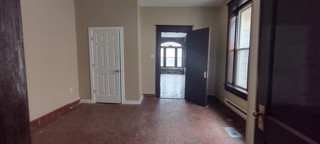 Building Photo - 326 N Front St