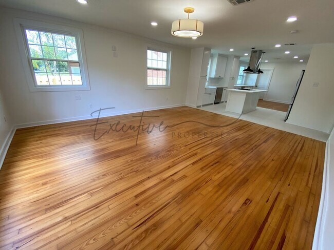 Foto del edificio - Spacious 4-Bedroom with Custom Finishes in...
